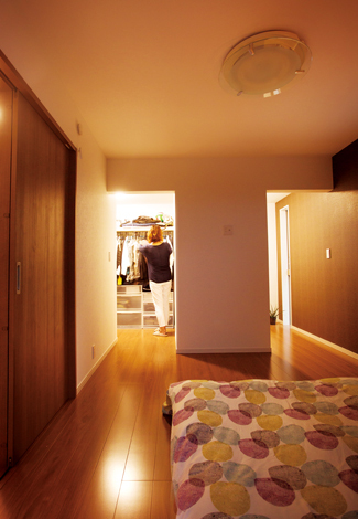 2 階の主寝室 左がウォークインクローゼット 右がご主人の書斎 イエタテ