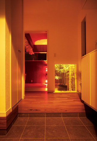 高級料亭を思わせるしっとりとした玄関ホール 坪庭の隣が奥さまのリンパマッサージルーム イエタテ