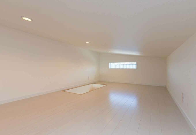 家族のアルバムや雛人形などを収納したり 長女の隠れ部屋としても使える小屋裏は 勾配天井によって生まれたボーナス空間 天井高1 400mm以下
