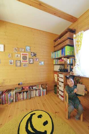リビングに隣接する子ども部屋 収納棚はすべてご主人のdiy 二人の娘さんがお嫁に行ったら 趣味部屋としても使えそう イエタテ