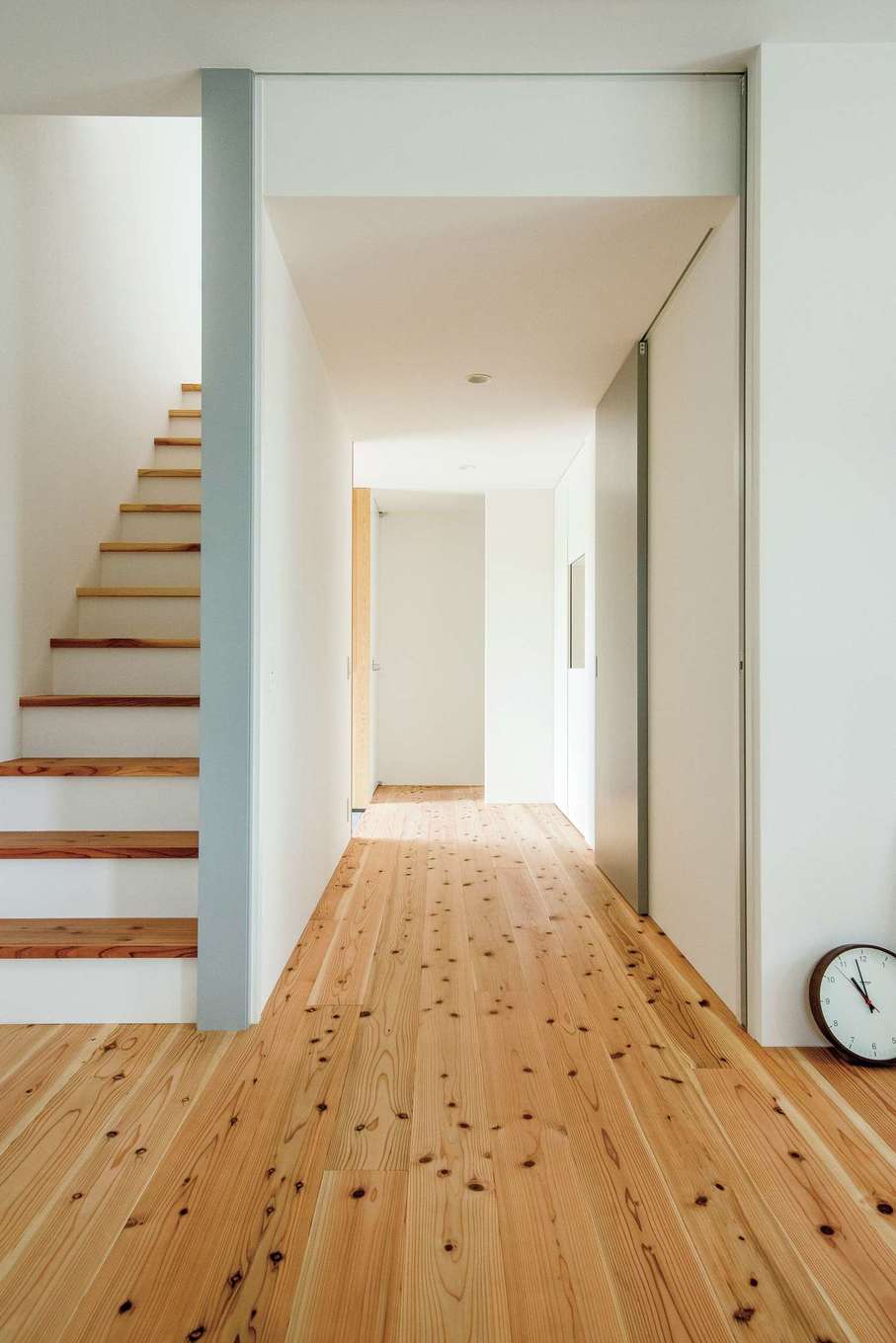 リビングから玄関 そして主寝室への眺め 階段の踏み板は 厚さ30mmの杉板 イエタテ