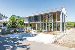 開放的な空間でゆったりとした暮らしを楽しむ家