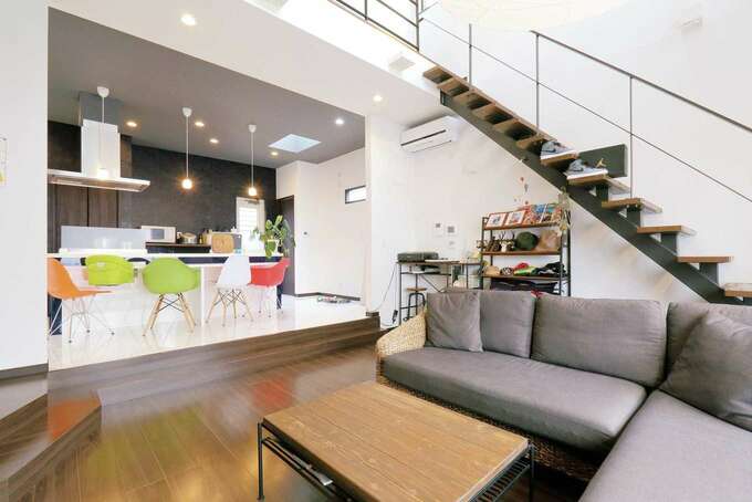 リビングとダイニングの間に段差を設けた サンクンリビング は開放感が増すと同時に生活にメリハリもつく 独立したキッチンはまるで舞台のような存