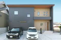 「音楽」と「本」に囲まれた暮らしを楽しむモダンな家