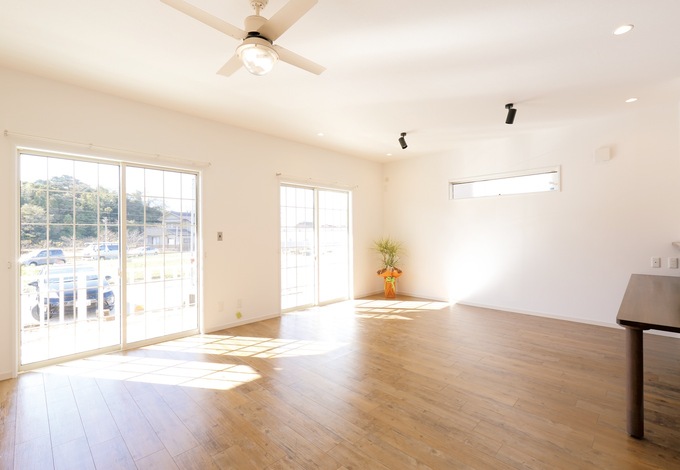 ドイツ製の独創的なデザインのクロスを張ったキッチン バックヤードのタイル 食器棚はsさんの持ち込み イエタテ