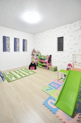 リゾートホテルのように贅沢な空間にしたい とご主人がこだわったトイレ 石を思わせる床やシックな壁紙を組み合わせ スタイリッシュな雰囲気に