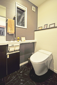 壁紙の一部に石積み調クロスを使い トイレまでシックに イエタテ