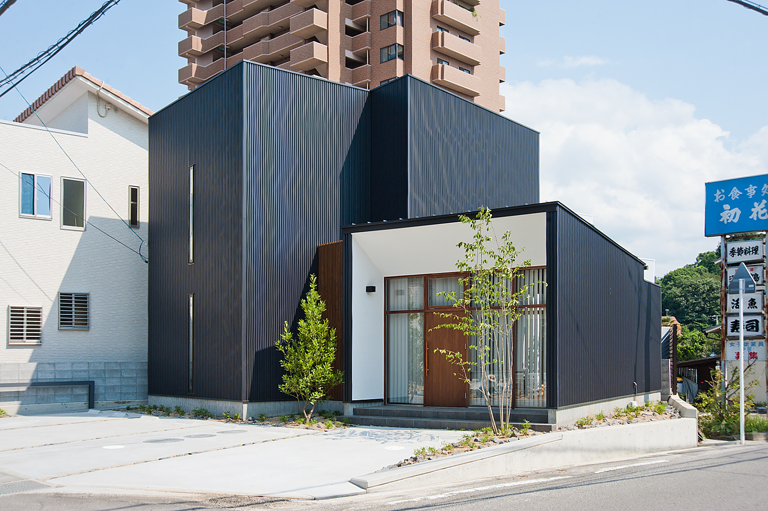 木目調と黒の外壁のお家 18 07 07 18 07 08開催 三島市 金子工務店 めぐみ不動産 アイフルホーム