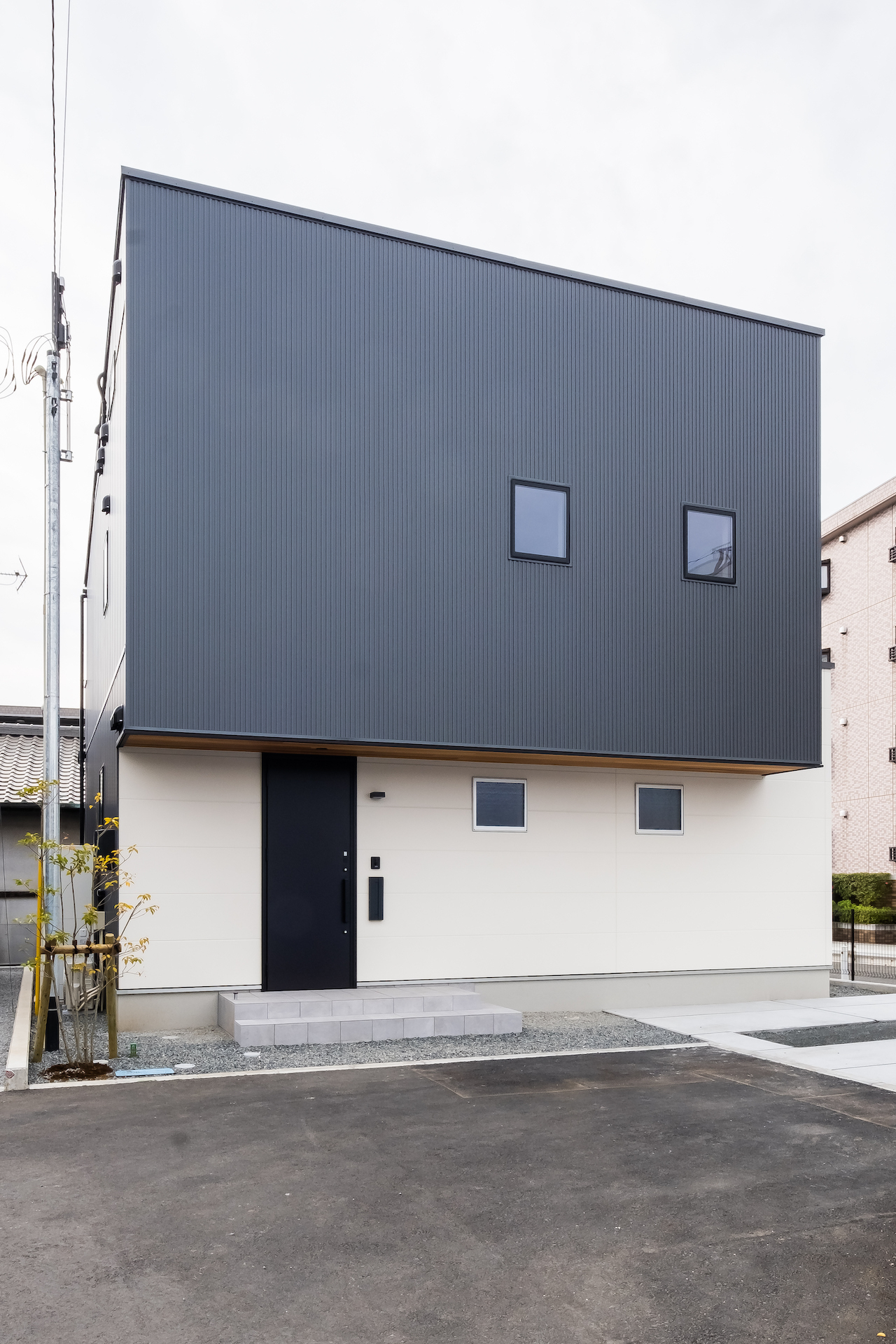 開放的なldkでのびのび暮らす 黒ガルバのデザインハウス 金子工務店 めぐみ不動産 アイフルホーム 沼津店 の新築施工例 イエタテ