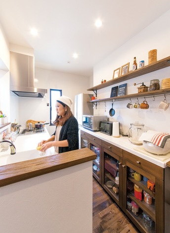 キッチン収納はフルオーダーメイド 家事の時間が楽しくなる仕上がりだ 松場さんのはか らいでパソコン用のカウンターも用意された イエタテ