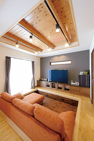 掘り込み床のリビングは家族の大のお気に入り空間 天井を高めにして開放感を演出 イエタテ