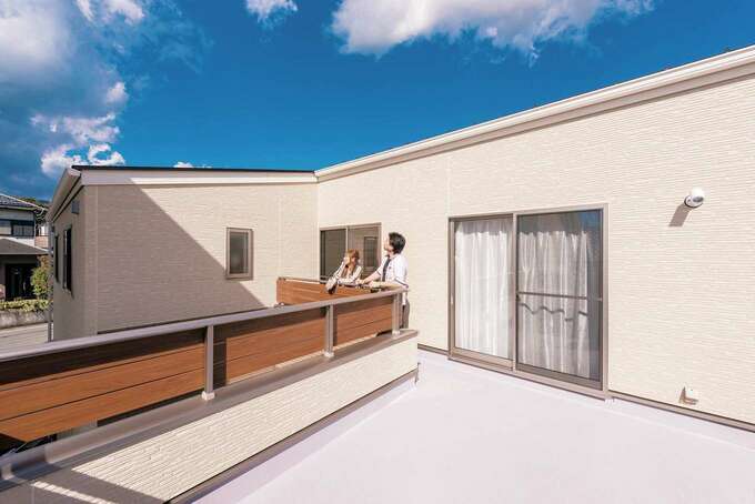 ２階バルコニーは約８畳 近隣の視線を感じずにbbqを楽しめる イエタテ