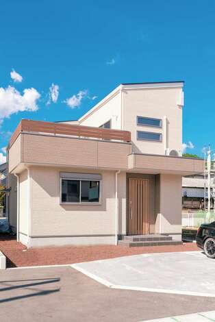 東向きに建つN邸。南側にテラスとバルコニーを設け、家の中に光と風を 