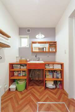 ２階ホールの洗面台もご主人がdiy 長女を寝かしつけたあとの歯磨きはもちろん バルコニーの掃除にも活躍 イエタテ