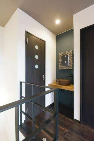 ２階ホールの洗面台もご主人がdiy 長女を寝かしつけたあとの歯磨きはもちろん バルコニーの掃除にも活躍 イエタテ