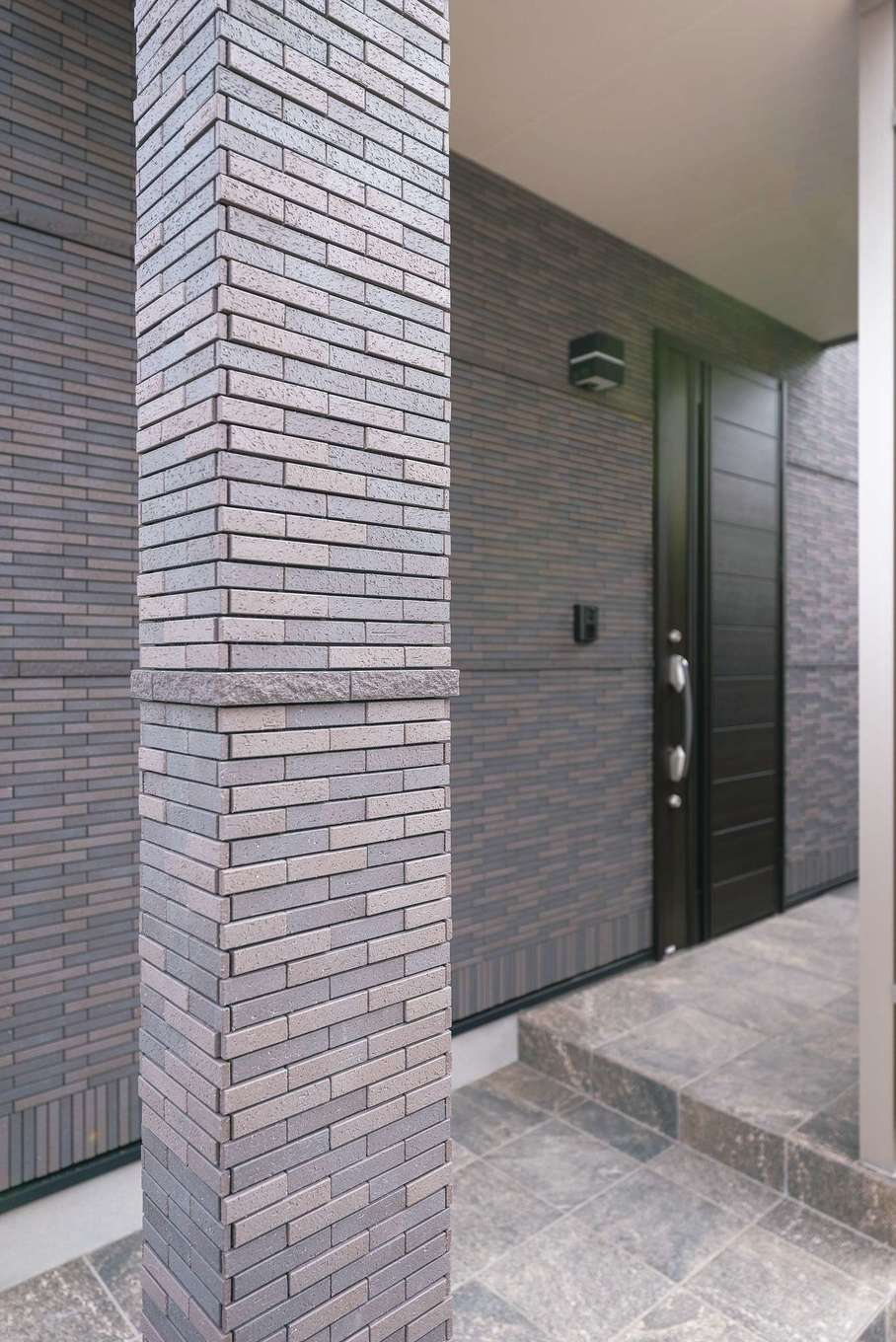 2階に吹抜けとステップリビングのある総タイル張りの家 Irohaco アヴァンス の新築施工例 イエタテ