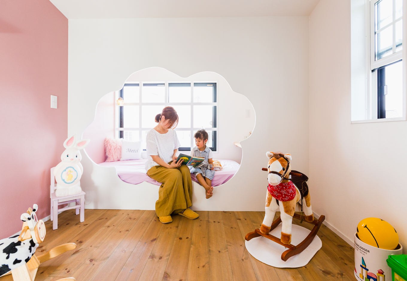 家づくりの目標の一つが かわいい子ども部屋を作ること これを快く受け入れてくれたのは猪原さんだけでした と奥さま 雲型にくりぬいた壁の向こ