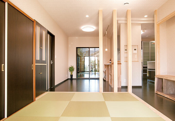 リビング側はもちろん奥にも掃き出し窓を設けたため 明るく風通しも抜群 飾り柱は耐震 目隠しにもなり お客さんが来てもキッチンが気にならないの