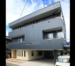 家は四角い言う常識を覆すような外観の正体は木彫のアルミ製目隠し 