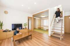 造作建具が統一感をもたらす。スッキリと暮らせる家