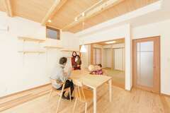 たっぷり感じる上品さ。木の香漂う和モダンの家