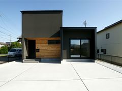 白 グレーの組み合わせに 木の存在感を加えたモダンな外観 イエタテ