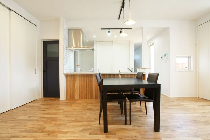 紺と白のコントラストが印象的な おしゃれかわいい平屋の家 Rikyu リキュー の新築施工例 イエタテ 紺と白のコントラストが印象的な おしゃれかわいい平屋の家 Rikyu リキュー の新築施工例 イエタテ