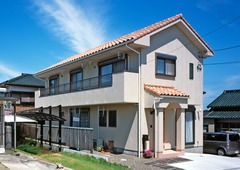 細長い変形地に建つ　自然素材×洋風デザインの家