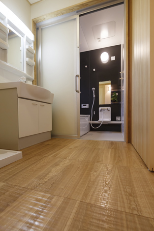 浴室は脱衣室との段差がないバリアフリー タモ材のスプーンカット仕様の床は 歩いた時の当たりが柔らか イエタテ