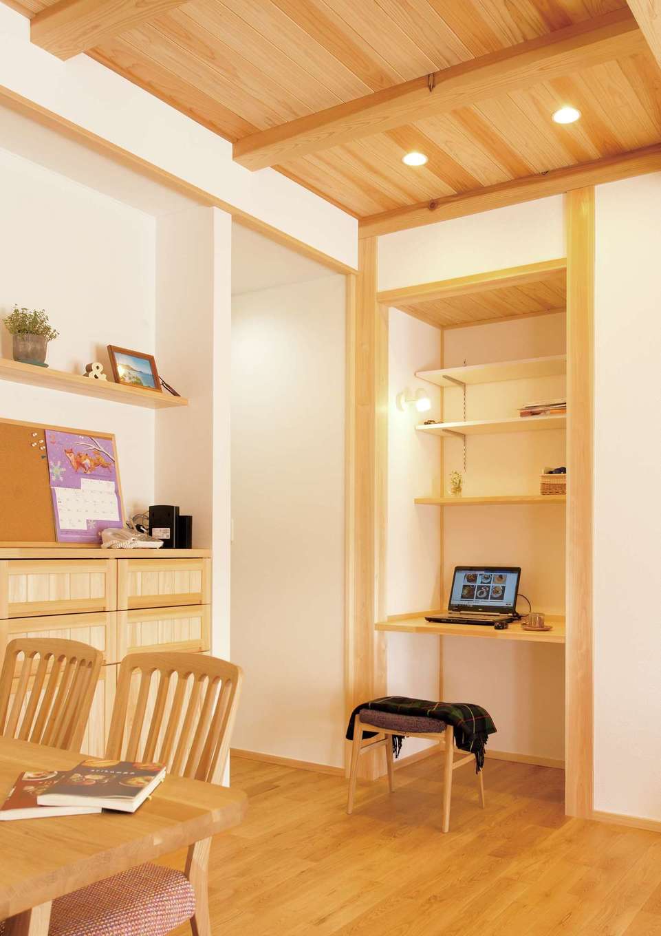 キッチンに近い場所に書斎スペースを設けた ｐｃで献立を調べるのに便利 イエタテ