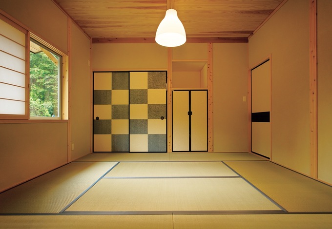 茶室のような凛とした佇まいをみせる8畳の和室 ご両親が泊まりに来た時の寝室としても活用している イエタテ