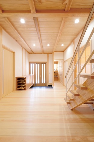 約10畳の玄関ホール 収納棚も造作した イエタテ