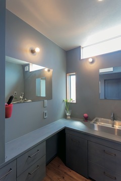 造作の洗面台 L字型の棚は室内干し用のパイプ付き イエタテ