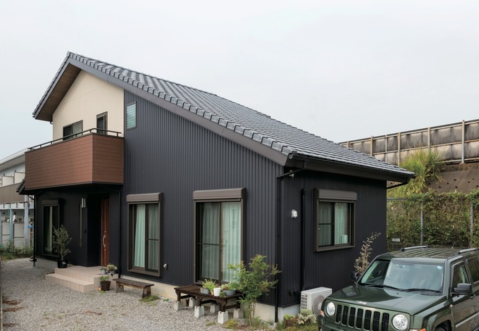 平屋をイメージした片流れの大屋根が素敵 ブラックのガルバリウムと木がバラン