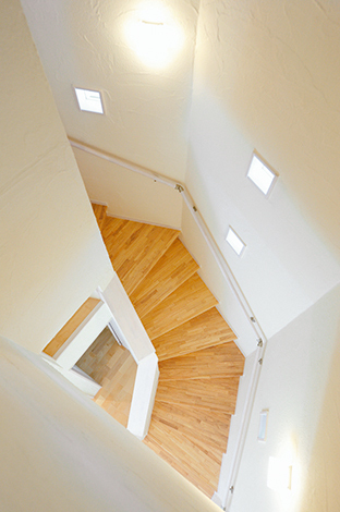 八角形 の壁のフォルムがおしゃれな螺旋階段 イエタテ