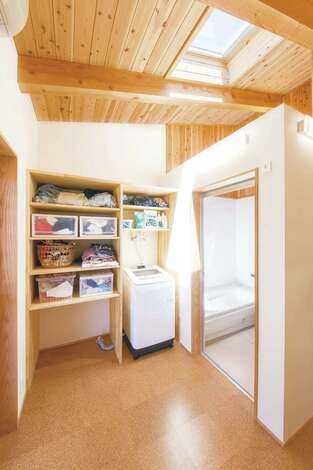 浴室の天井を抜くことで 水蒸気が室内全体に行き渡り 加湿器代わりにもなる 地熱利用の24時間換気システムですぐに乾くのでカビが生えず 室内干