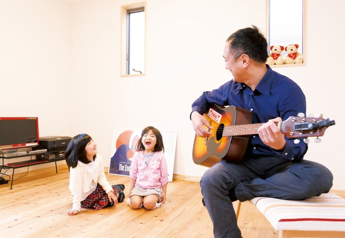 趣味の部屋も子どもたちのいる時は家族団欒の遊び場 イエタテ