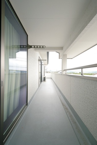 ゆったり幅の2階バルコニー 寝室前のみ屋根を付け 悪天候時も洗濯物を干せるよう配慮 イエタテ