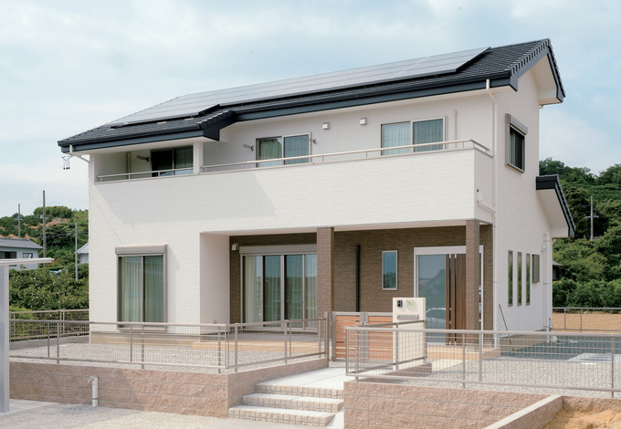 初回の見積もり時から 外構をふまえて予算 図面を作成 家と同時に庭や 壁 カーポートが完成し 予算の増減も少ない イエタテ