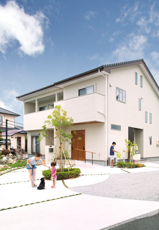 総二階の堂々たる外観 それぞれの玄関へと続くアプローチの中央にシンボルツリーを配置 左手の庭園は元々あったものを一部残し １階親世帯から眺め