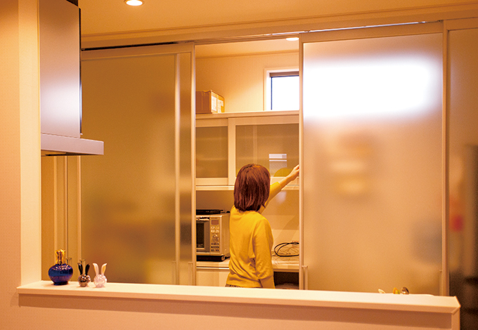 1階も2階もキッチンのバックヤードに半透明の引き戸を設置 高窓を付けたことで 戸を閉めても採光と通風を確保できる イエタテ