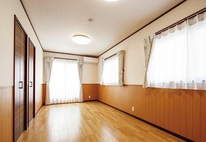 南面バルコニーに面した明るい子ども部屋 ２つに仕切らないと決め ドアは1か所のみ 左に見える2つの扉はクローゼット イエタテ