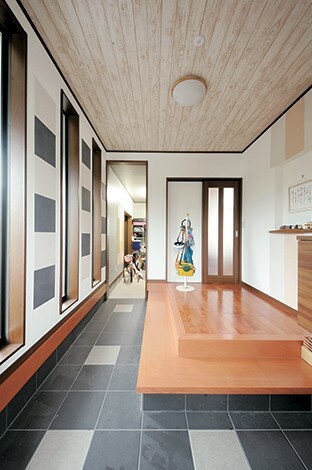 奥の納戸と一直線につながった土間玄関 納戸のシャッターを開けて自転車を停め そのまま濡れずに玄関に来ることができて便利 イエタテ