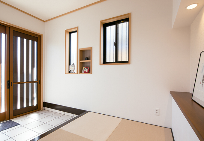 明るい玄関ホールは和紙を使った畳でお出迎え イエタテ