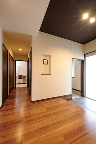 玄関からシューズクローク 洗面台 浴室 さらにキッチンへとつながる便利な動線 子どもが泥んこで帰って来ても玄関はいつもキレイ イエタテ