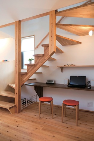 木製のストリップ階段も部屋を広く見せる工夫のひとつ 階段下には便利なパソコンコーナーを設けた イエタテ