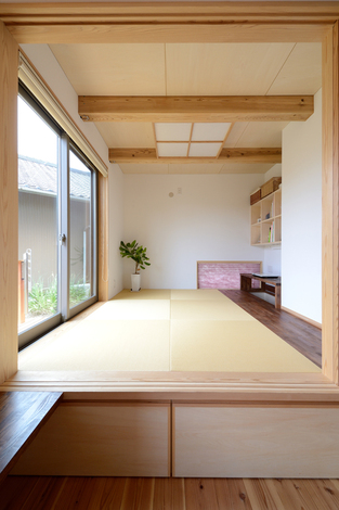 小上がりの和室は 洗濯物をたたんだり 子どもをお昼寝させたり ゲストに寝室に使うなど大活躍 畳の下は大容量の収納スペース イエタテ