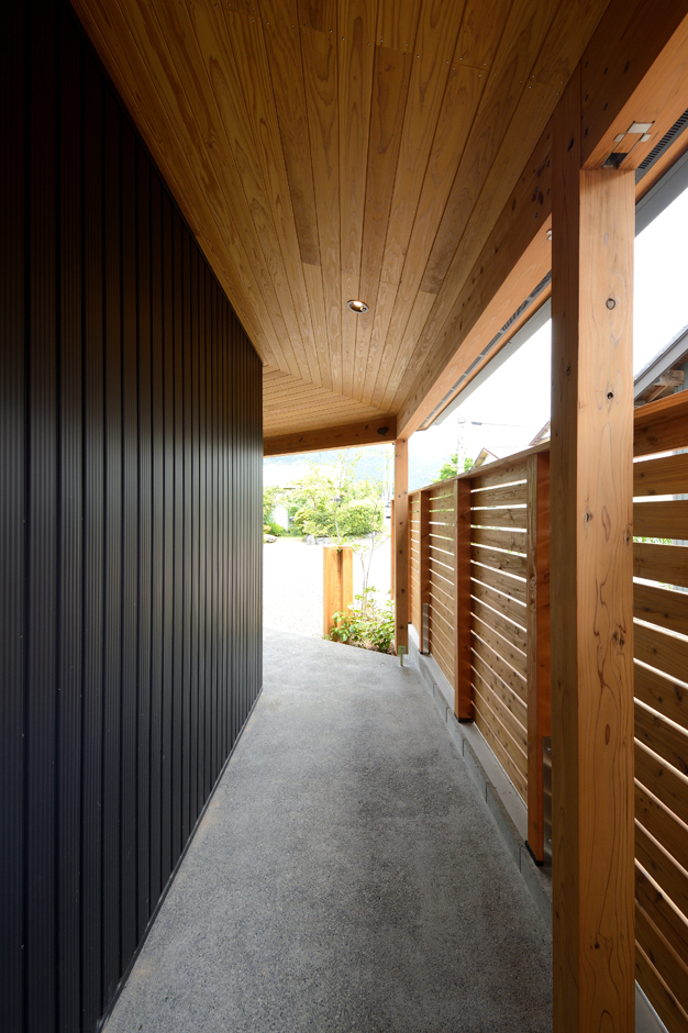 パブリックからプライベートへとスムーズに気持ちの切り替えができる屋根付きの長いエントランス イエタテ