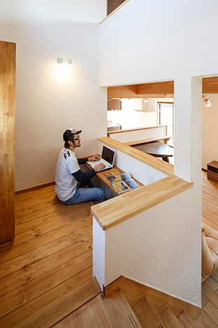 中2階のホビースペースはパパと子どもたち兼用 造作の大きな書棚もある 2階の子ども部屋は寝るだけにして ここで子どもたちが宿題をする予定 キ