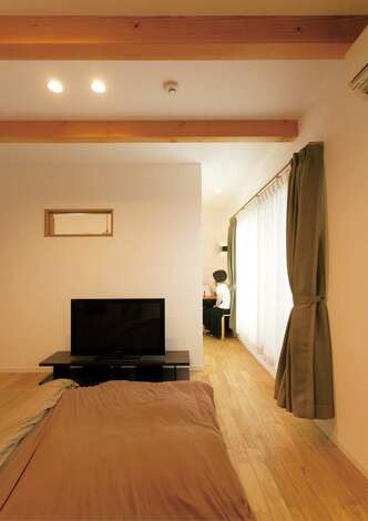 寝室はウォークインクローゼットとミニ書斎コーナー付き 室内窓は吹抜けに通じている イエタテ